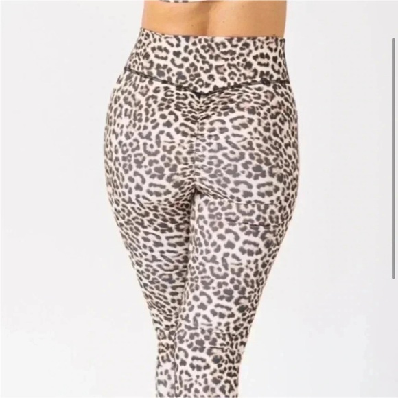 Zyia Leopard Brilliant Scrunchy What Leggings - Picture 3 of 9